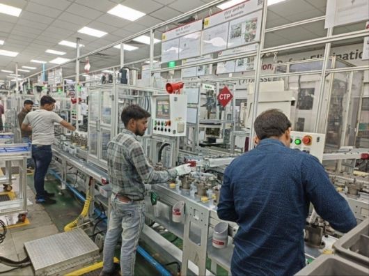 LG전자 노이다 공장에서 직원들이 에어컨 컴프레서를 생산하고 있다. [LG전자 제공]