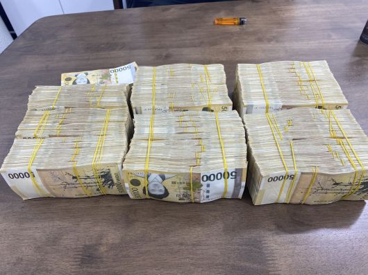 모바일 쿠폰 판매업체의 시스템을 해킹해 이틀 만에 30억원 상당의 범죄수익을 올린 탈취한 일당이 경찰에 검거됐다. 경찰이 범죄 일당으로부터 압수한 현금. [서울경찰청 제공]