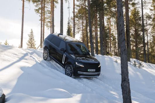 지난 달 공개된 레인지로버 일렉트릭. 출시를 앞두고 혹한기 테스트 중인 모습. [JLRⓒ]