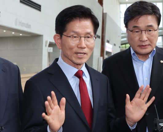 김문수 국민의힘 대선 후보가 6일 아시아태평양경제협력체(APEC) 회의장인 경북 경주시 경주화백컨벤션센터에서 무소속 한덕수 대선 예비후보와의 단일화 압박에 반발하며 후보 일정 중단을 선언하고 있다. 오른쪽은 김대식 의원. [연합]