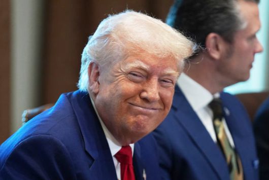 도널드 트럼프 미국 대통령이 30일(현지 시간) 백악관에서 각료회의를 주재하며 미소짓고 있다. [뉴시스]