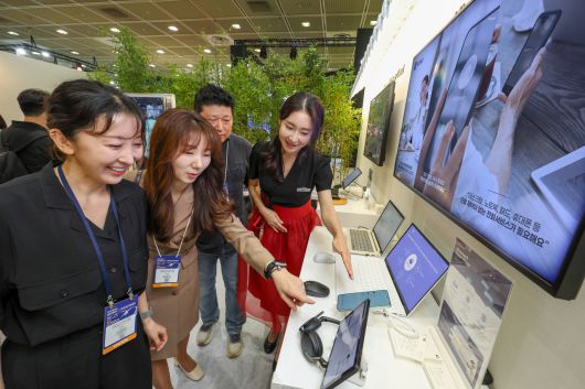 KT 관계자가 MS 팀즈폰을 소개하는 모습 [KT 제공]