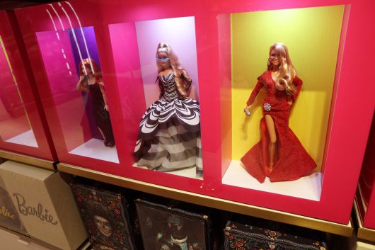 지난달 8일(현지시간) 미국 뉴욕의 슈바르츠 장난감 매장에서 판매되는 바비 인형들. [AFP]