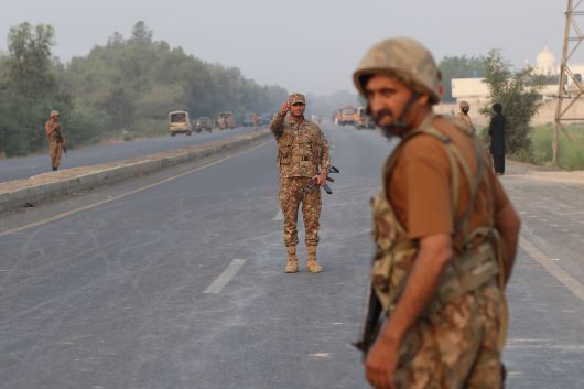파키스탄 군인들이 7일 인도군의 미사일 공격을 당한 아메드푸르 일대에서 도로를 통제하고 있다. [AFP]