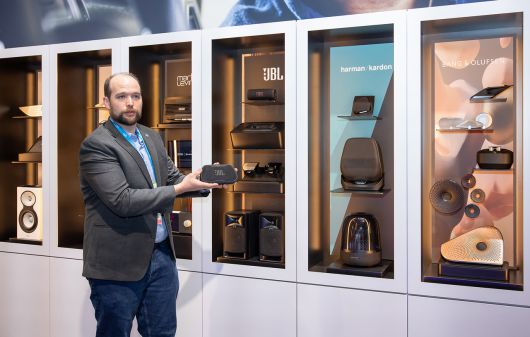 하만 관계자가 올 1월 미국 CES 2025에서 자사 오디오 브랜드를 소개하고 있다. [삼성전자 제공]