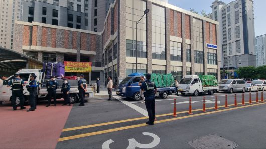 운암모아엘가 유치권 갈등은 당분간 지속될 예정이다. 시행사측은 건조물침입, 업무방해, 재물손해 등으로 법적조치를 예고했다. 서인주 기자