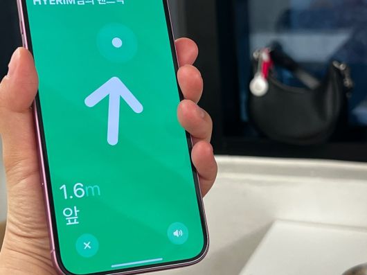 ‘물품 찾기’로 에어태그가 부착된 가방의 위치를 찾는 모습. [박혜림 기자/rim@]