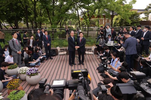 김문수 국민의힘 대선후보(오른쪽)와 한덕수 무소속 대선 예비후보가 8일 서울 국회 사랑재에 위치한 커피숍에서 만나 기념 촬영하고 있다. [연합]