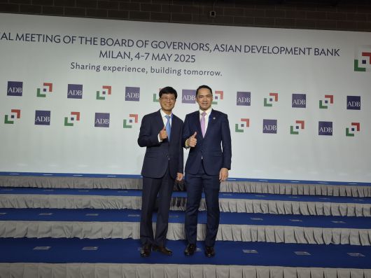 박종석 금융결제원장이 5일(현지시각) 이탈리아 밀라노 ADB 연차총회에서 아시아 국가들과의 협력관계 강화를 위해 라오스중앙은행 술리삭 탐누봉(Soulysak Thamnuvong) 부총재와 면담 후 기념사진을 촬영하였다. 왼쪽부터 박종석 금융결제원장 [금융결제원 제공]