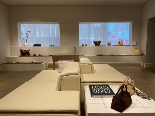 슈즈&백 전용 공간. 우측 하단의 가방 2종은 명동 눈스퀘어 전용 제품으로 출시됐다. 전새날 기자