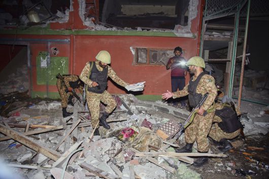 7일(현지시간) 파키스탄 수도 무자파라바드 인근에서 군인들이 인도 미사일 공격으로 추정되는 건물을 점검하고 있다. [AP]