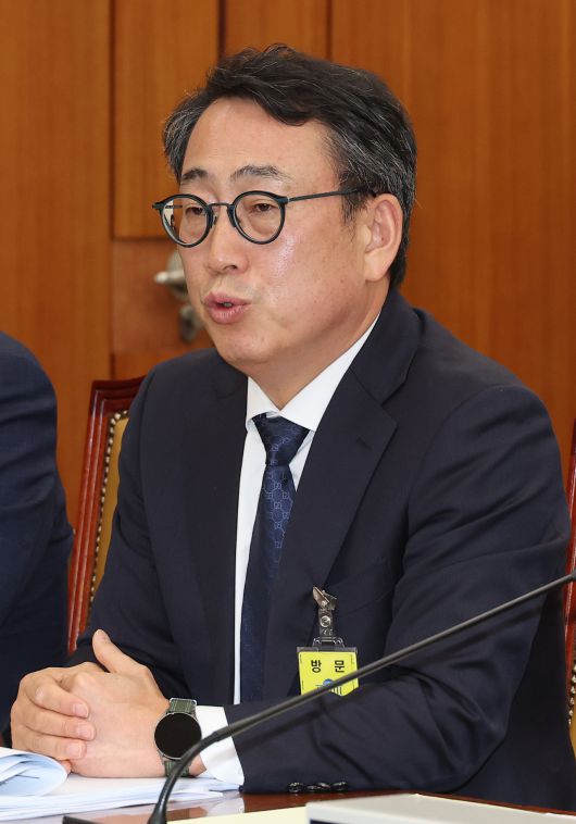 지난 8일 국회 과학기술정보방송통신위원회 전체회의에서 열린 SK텔레콤 유심 해킹 사건 청문회에서 유영상 SK텔레콤 대표이사가 의원 질의에 답하고 있다. [연합]