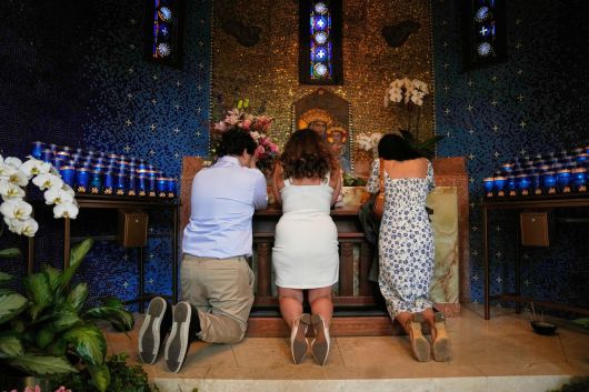 미 일리노이주 시카고의 한 성당에서 사람들이 8일(현지시간) 미국인 출신 교황 탄생 소식을 접하고 기도하고 있다. [AP]