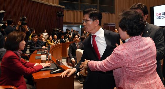 김문수 국민의힘 대선 후보가 9일 오전 서울 여의도 국회에서 열린 의원총회 중 회장을 나서고 있다. 임세준 기자
