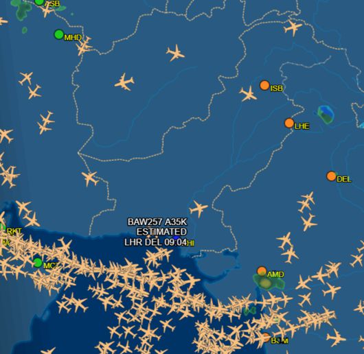 7일 오전 10시께 파키스탄 상공의 항공기들. 다수의 항공기들이 파키스탄 영토 상공보다는 걸프만 바다쪽을 통하고 있다. [플라이트 어웨어 갈무리]