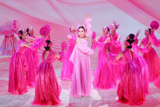 국립정동극장에서 열린 개관 30주년 기념 전통연희극 ‘단심’(單沈) 프레스콜에서 정식 무용수로 데뷔한 배우 채시라가 주요 장면을 시연하고 있다.  [연합]