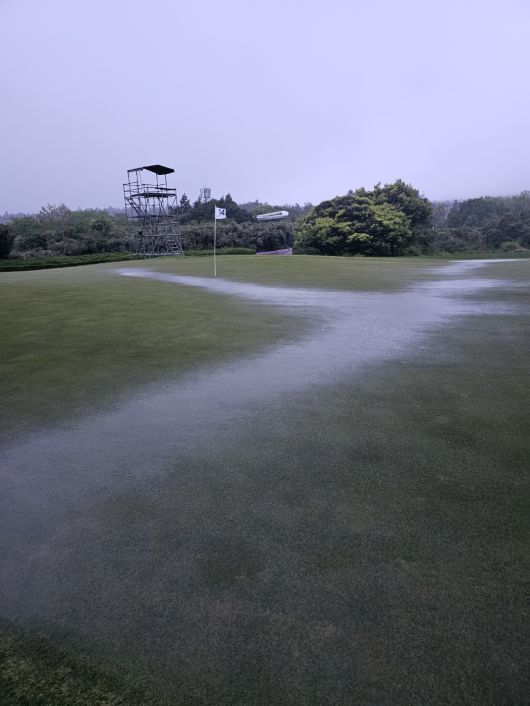 9일 KPGA 클래식 2라운드 경기가 취소된 제주도 서귀포시 사이프러스 골프 & 리조트 그린 모습   [KPGA 제공]