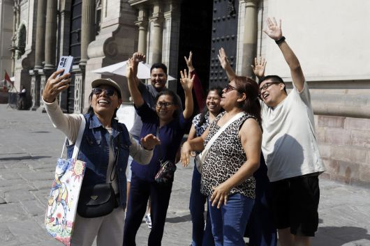 페루 수도 리마의 한 성당 앞에서 사람들이 8일(현지시간) 페루에서 오랫동안 사역한 페루 국적자 출신 교황 탄생 소식에 환호하고 있다. [EPA]