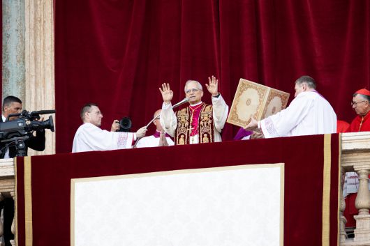 133명의 추기경 선거인단은 8일(현지시간) 제267대 교황으로 미국의 로버트 프랜시스 프레보스트(69·왼쪽) 추기경을 새 교황으로 선출했다. 그가 앞으로 사용할 교황 즉위명은 ‘레오 14세’다 [신화]