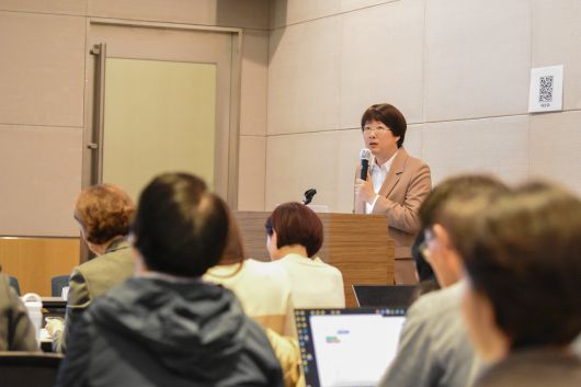 지난 7일 서울 영등포구 FKI타워 콘퍼런스센터에서 열린 기후위기 국민 인식조사 결과 집담회에서 이유진 녹색전환연구소 소장이 발표하고 있다.[기후정치바람 제공]