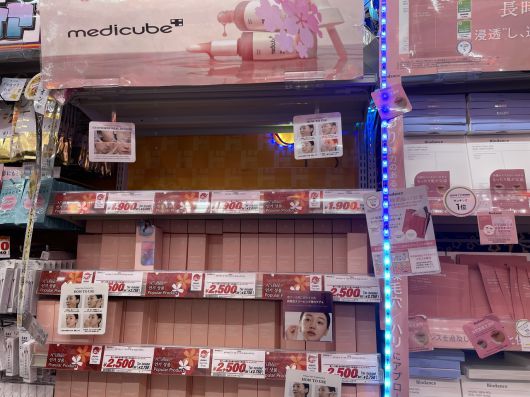 일본 도쿄 메가돈키호테 시부야점 1층에 입점된 에이피알의 메디큐브 제품들. 매대 한 칸이 텅 비어있다. 전새날 기자