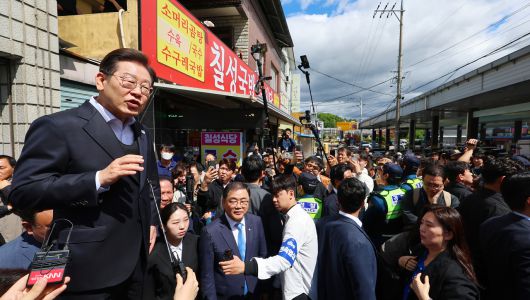 영남 신라벨트 골목골목 경청투어에 나선 더불어민주당 이재명 대선 후보가 10일 경남 창녕군 창녕공설시장을 찾아 즉흥 연설을 하고 있다. [연합]