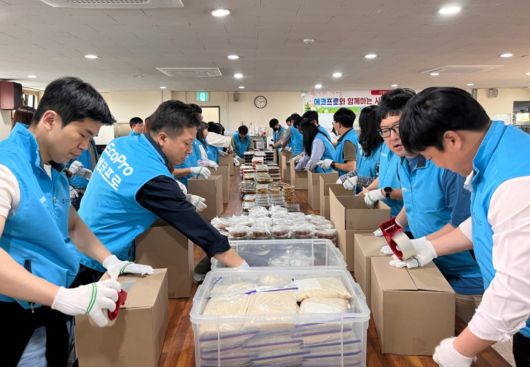 에코프로 임직원들이 지난달 24일 지역 주민들에게 전달할 행복도시락 나눔 행사를 위해 도시락을 포장하고 있다. [에코프로 제공]