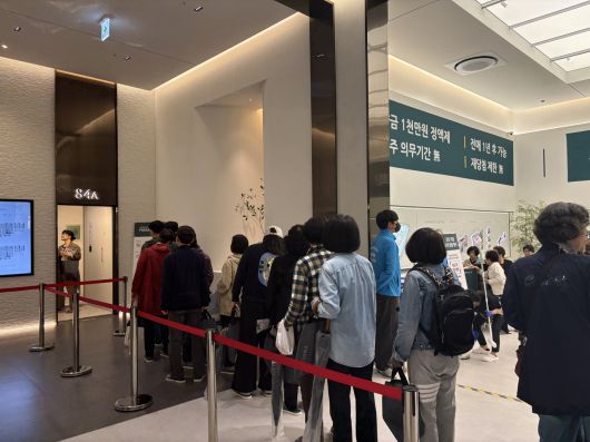 견본주택에 마련된 84A타입 유닛을 둘러보기 위해 줄을 선 방문객들. [정주원 기자]