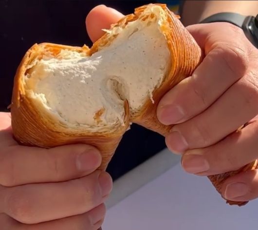 타이티 바닐라와 마다가스카르 바닐라 두 종류를 혼합해 만든 레브두만의 크림을 채워 넣은 만겹크루아상은 레브두에서 가장 잘 팔리는 히트 상품으로 자리잡았다. 레브두 제공