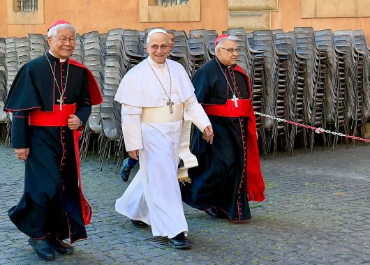 레오 14세 교황(가운데) 모습. 왼쪽은 유흥식 추기경(성직자부 장관). [게티이미지]