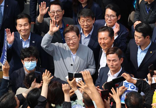 남도문화벨트 골목골목 경청투어에 나선 이재명 더불어민주당 대선 후보가 11일 전남 영암군 학산면 독천낙지거리를 찾아 지지자들에게 인사하고 있다. [연합]