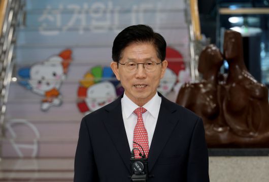 국민의힘 김문수 대선 후보가 11일 경기도 과천 중앙선거관리위원회에서 제21대 대통령선거 후보 등록 후 취재진 질문에 답하고 있다.  <연합>