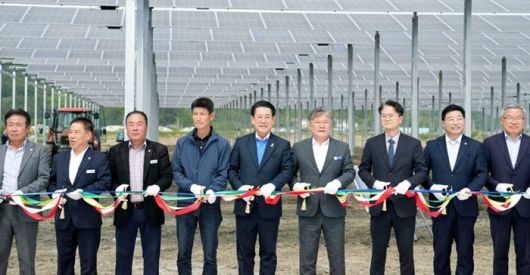 김영록 전남지사(가운데)가 지난 8일 영광군 태양광 발전소 준공식에 참석해 테이프 커팅을 하고 있다.