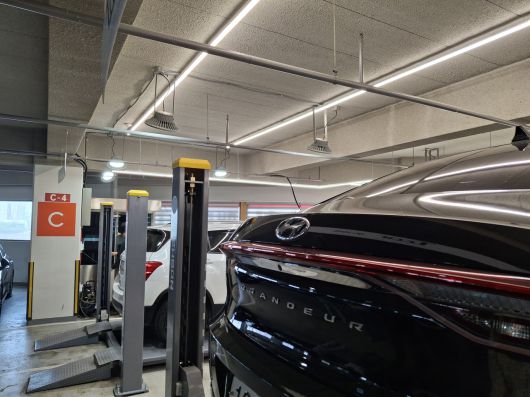 지난 8일 방문한 부천 국민차매매단지 5층 리프트에 차량이 올라와 있는 모습 [부천=김성우 기자]