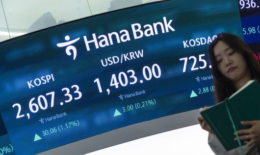 12일 서울 중구 하나은행 본점 딜링룸의 전광판에 이날 거래를 마감한 코스피와 코스닥지수, 원/달러 환율이 표시돼 있다. 이날 코스피는 전 거래일 대비 30.06 포인트(1.17%) 오른 2607.33으로 마감했다. 코스닥 지수는 전장보다 2.88 포인트(0.40%) 오른 725.40으로 거래를 마쳤다. 원/달러 환율은 2.4원 오른 1402.4원을 기록했다. [연합]