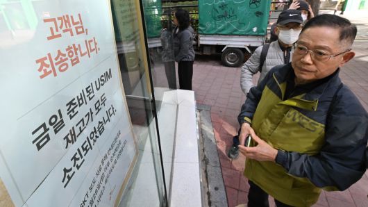 서울 마포구 SK텔레콤 홍대역점에서 시민들이 유심칩을 교체 받기 위해 대기하고 있다. 임세준 기자