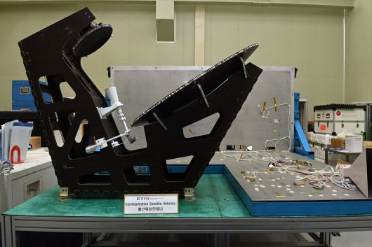 ETRI가 개발한 통신위성 안테나.[ETRI 제공]