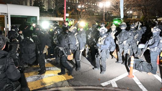 지난해 12월 4일 4일 새벽 서울 여의도 국회의사당에서 계엄군들이 비상계엄 해제 요구 결의안이 가결되자 철수하고 있다. 이상섭 기자