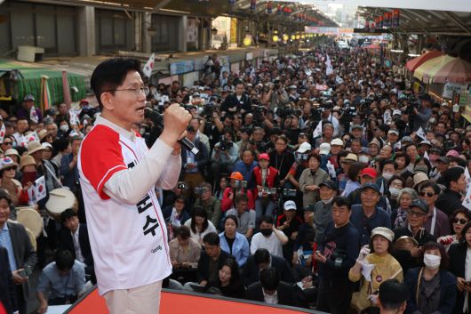 김문수 국민의힘 대선 후보가 지난 12일 대구 서문시장에서시민들에게 지지를 호소하고 있다. [연합]