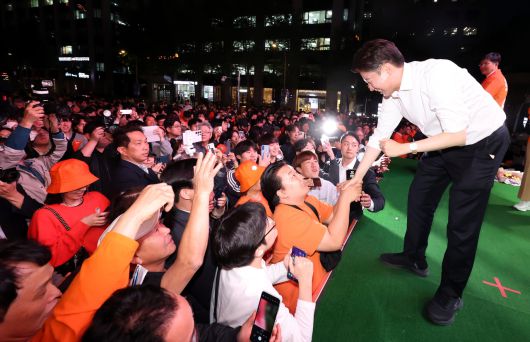 이준석 개혁신당 대선 후보가 제21대 대통령 선거 공식 선거운동 첫날인 지난 12일 서울 청계광장에서 열린 출정식을 마치고 시민들과 악수를 하고 있다. [연합]