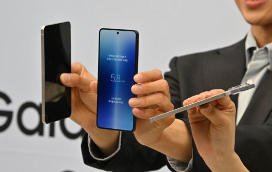 13일 서울 서초구 소재 ‘삼성 강남’에서 열린 미디어 브리핑에서 모델들이 갤럭시 S25 엣지를 선보이고 있다. 임세준 기자