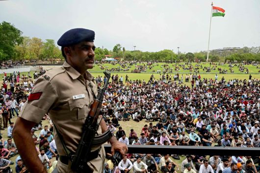 인도 경찰이 지난 10일(현지시간) 파키스탄 접경지인 찬디가르에서 인도 국민들이 모여들자 경계를 서고 있다. [AFP]