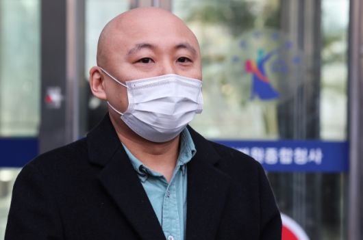 지난해 2월 수원지방법원에서 열린 1심 선고 공판이 끝난 뒤 법원을 나오는 주호민 씨 모습. [연합]
