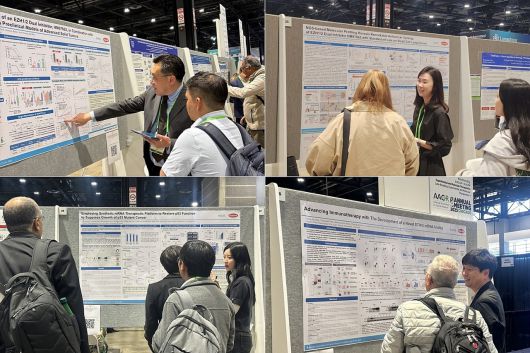 4월25~30일(현지시각)까지 미국 시카고에서 열린 ‘미국암연구학회(AACR 2025)’에서 한미약품 R&D센터 연구원들이 혁신 항암신약 연구 내용이 담긴 포스터를 토대로 참석자들에게 설명하고 있다. [한미약품 제공]