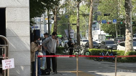 ‘서부지법 난입 사태’ 가담자들을 응원하는 유튜버들은 이날 서울서부지법 앞에서 “여러분 화이팅! 포기하지 마세요” “억울한 거 알아요. 화이팅 건강 잘 챙기세요”를 외치기도 했다. 박연수 수습기자