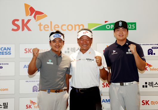 박상현(왼쪽부터)과 최경주 장유빈이 14일 제주 서귀포 핀크스GC에서 열린 KPGA 투어 SK텔레콤 오픈 개막 전 기자회견에서 포즈를 취하고 있다.    [KPGA 제공]