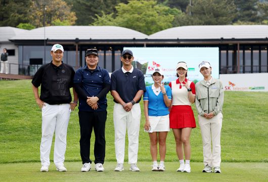 이대호(왼쪽부터)와 긴태균, 박용택, 이보미, 김하늘, 최나연이 14일 제주 서귀포 핀크스 골프클럽에서 열린 SK텔레콤 채리티 오픈 2025에서 포즈를 취하고 있다. [연합]
