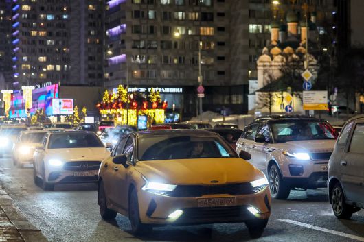 러시아 시내를 활보하고 있는 기아 차량 [타스]