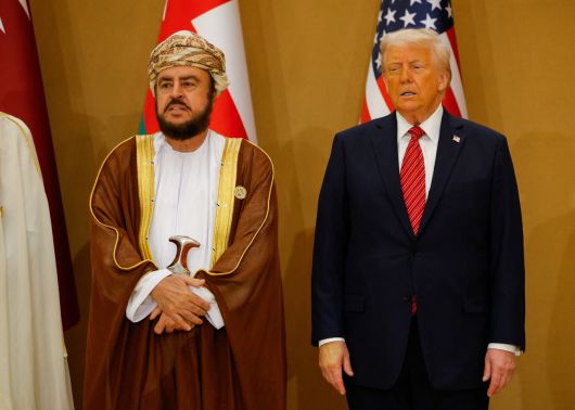 도널드 트럼프 미국 대통령이 14일(현지시간) 사우디아라비아 리야드에서 아사드 빈 타릭 오만 부총리와 외교 행사에 참여하고 있다. [로이터]