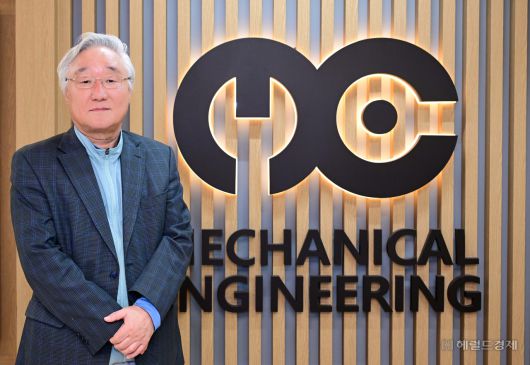 2025 삼성호암상 공학상 수상자인 김승우 KAIST 명예교수가 8일 오후 대전 카이스트 본원에서 진행된 헤럴드경제와의 인터뷰에 앞서 포즈를 취하고 있다. 대전=이상섭 기자